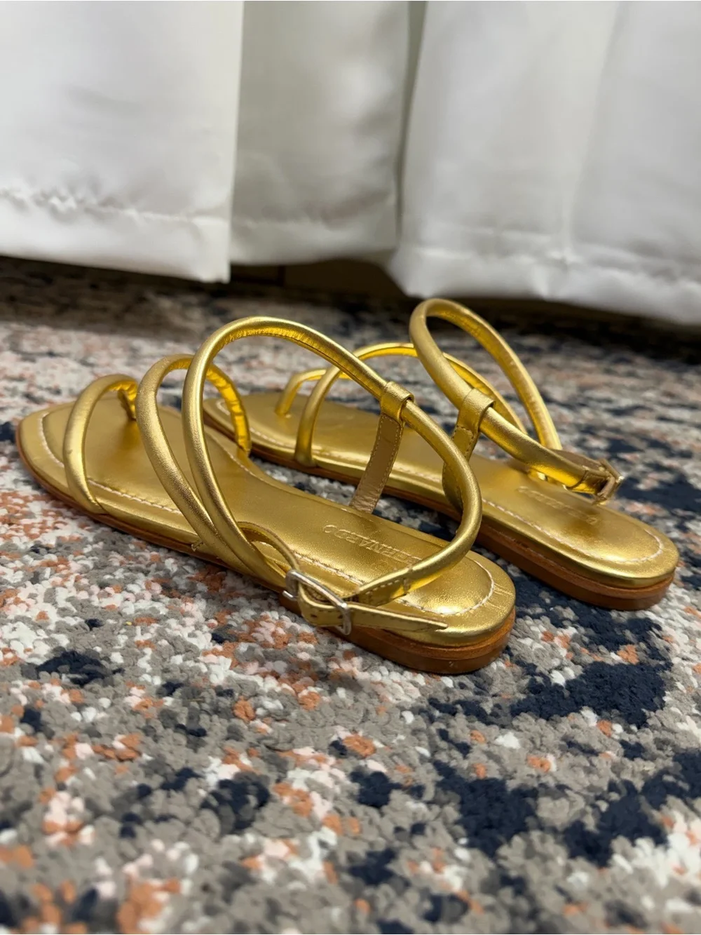 Bernardo Gold Metallic Leather Strappy Toe Loop Sandals Women’s Size 6.5